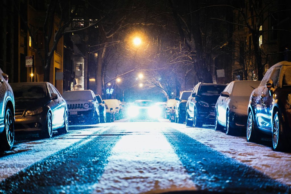 Oslňující čelní světla automobilu.