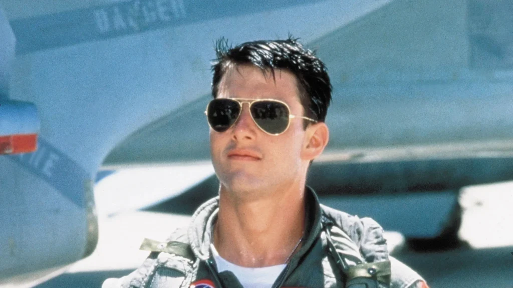 Tom Cruise ve filmu Top Gun (1996) nosí brýle Ray Ban Aviator 3025.