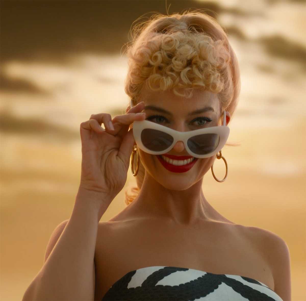 Margot Robbie jako Barbie v bílých slunečních brýlích typu cat-eye