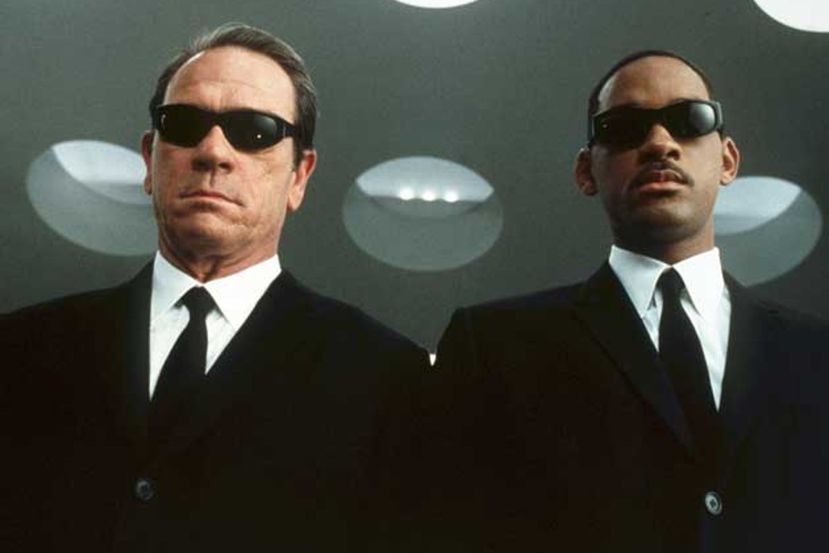 Will Smith a Tommy Lee Jones jako agenti J a K s tmavými slunečními brýlemi ve filmu Muži v černém